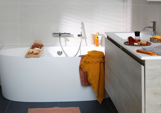Salle de bains boho naturelle aux tons terre