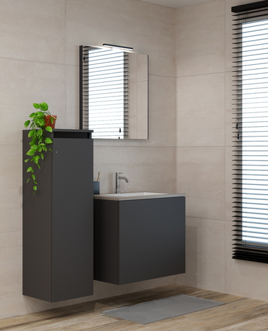 Zwarte badkamermeubels in combinatie met beige tegels en houten vloerbekleding