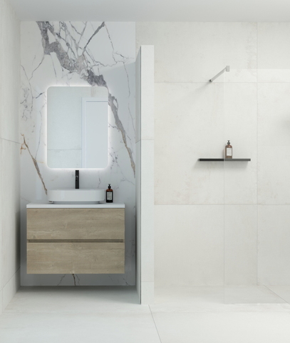 Stijlvolle badkamer met wandmeubel en inloopdouche in een licht interieur