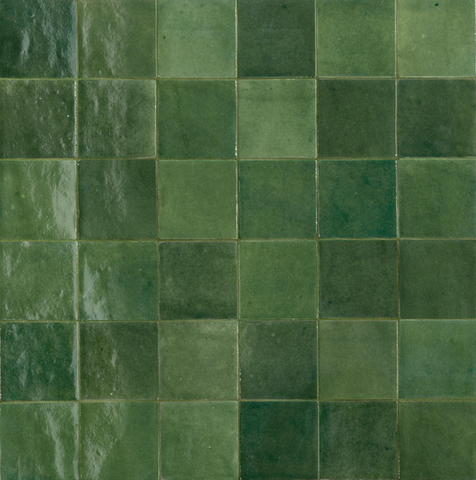 Groene glanzende zelligetegels in vierkant formaat met variaties in tint en textuur, geschikt voor keuken- of badkamerwanden
