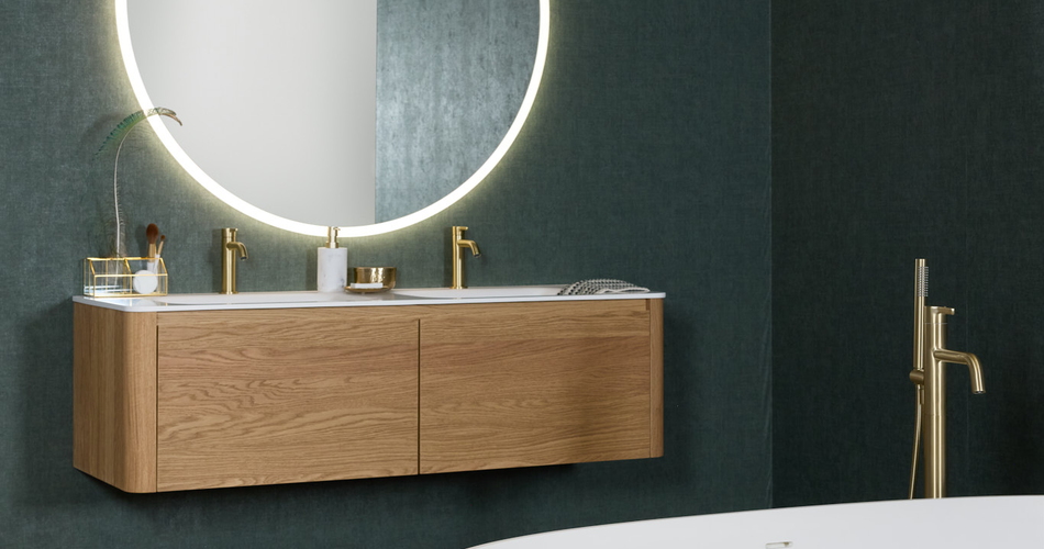 Hotel-chique Badkamer met warme kleuren en afgerond houten meubel