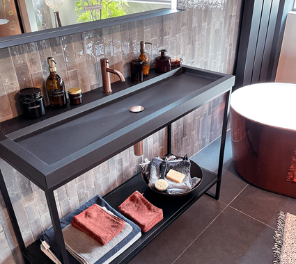 Urban Industrial badkamer met koperen kraan en betonlook wastafel