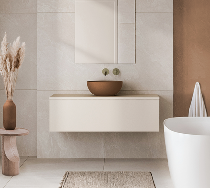 Minimalistisch badkamermeubel in beige met ronde opzetkom, grote spiegel en vrijstaand bad in een zachte, aardse kleurenpalet.