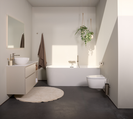 Minimalistische badkamer met half vrijstaand hoekbad, zwevend toilet en strak hangmeubel in neutrale tinten.