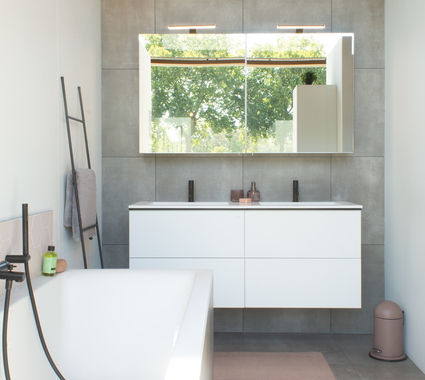 Badkamer in stijl Modern met wit badkamermeubel, zwarte kranen, grijze tegels en vrijstaand bad met zwarte handdouche.