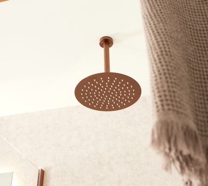 Regendouche in geborsteld brons die stijlvol uit het plafond komt in een trendy badkamer met warme afwerking.