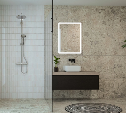 Moderne badkamer met beige natuursteen tegels, witte douchewand en zwevend wastafelmeubel met zwarte accenten.