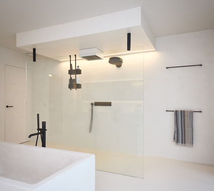 Moderne badkamer in lichte kleuren