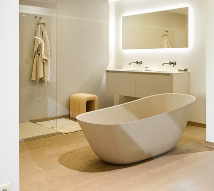 Moderne badkamer in beigetinten