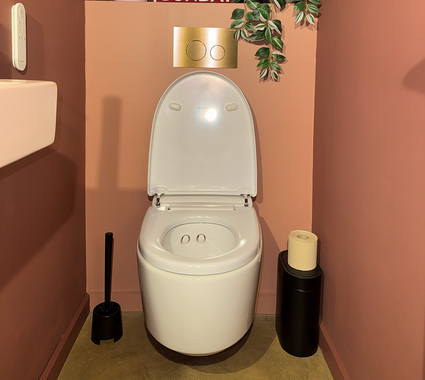 Toilet in warme terracotta kleuren met douche-wc van Geberit