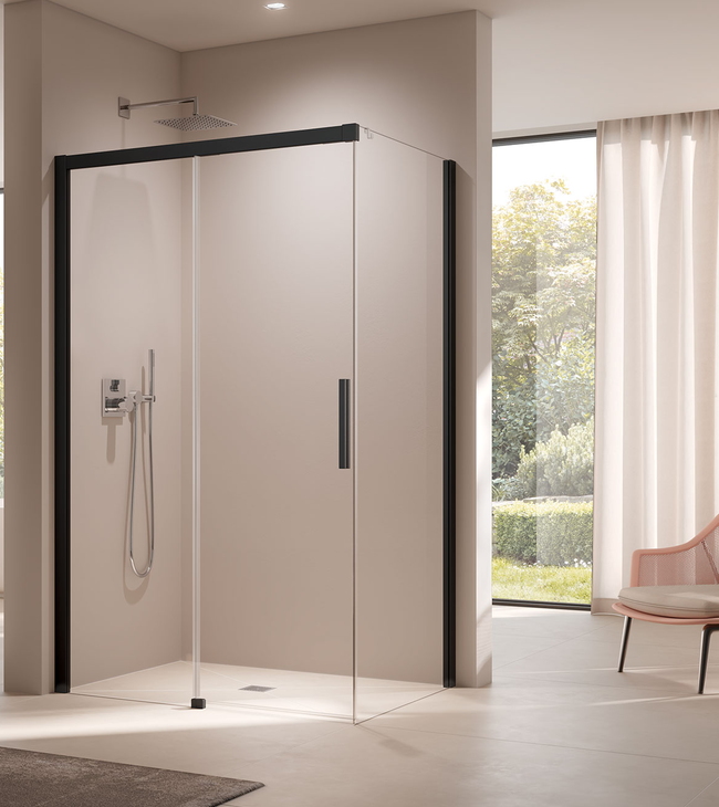 Strakke moderne douchecabine met glazen douchedeur en zwart profiel, geplaatst in een lichte en ruime badkamer.
