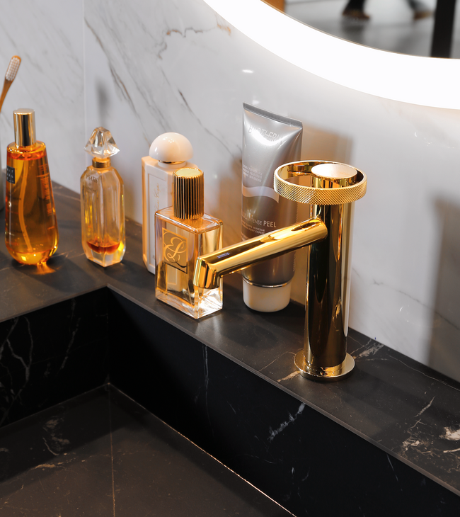 Badkamer in hotel-chique stijl met gouden kraan
