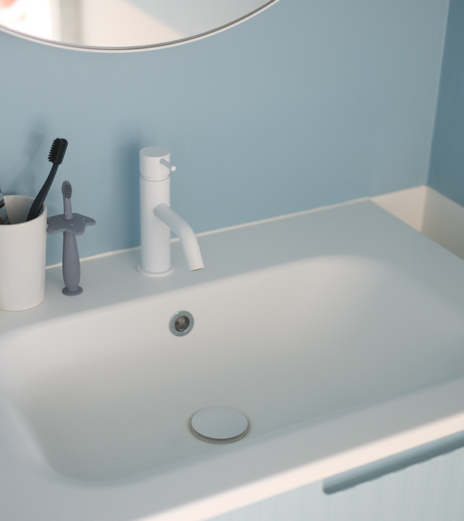 Het kleurthema in deze douchekamer in blauw-wit