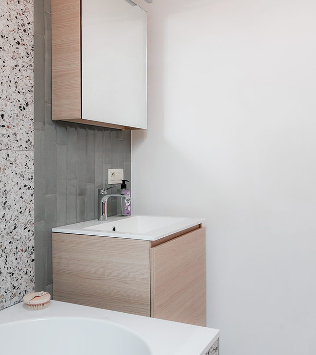 Binnenkijken in een kleine badkamer voor de kinderen