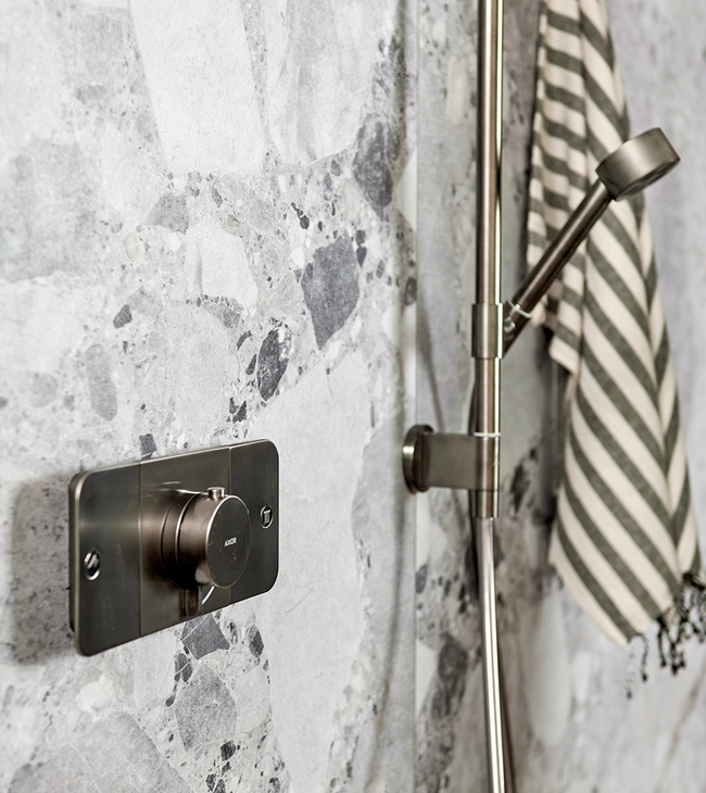 Wandpanelen badkamer met marmer terrazzo look detail