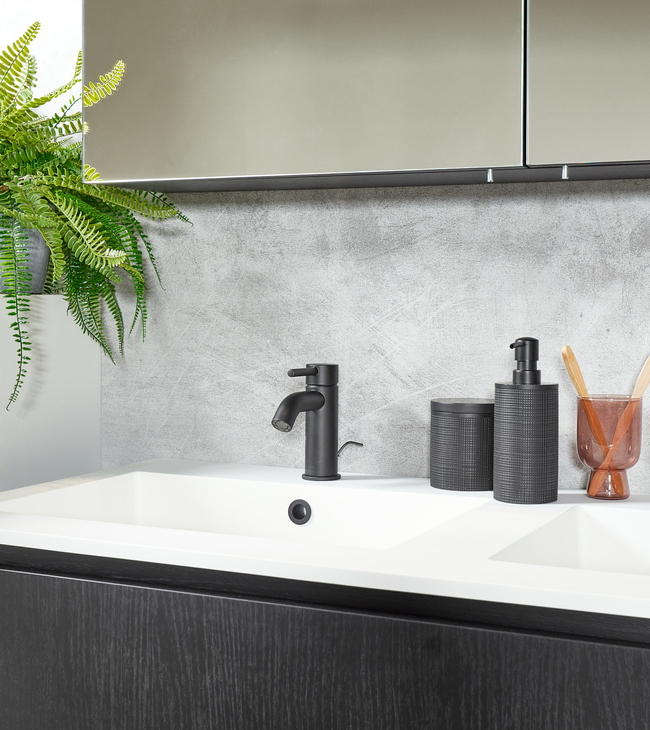 Moderne badkamer met wandpanelen in betonlook