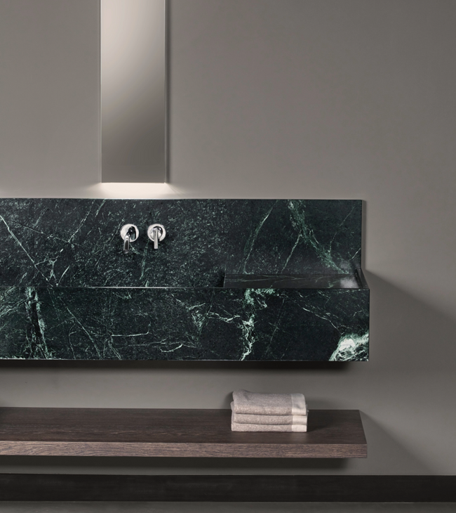 Groene marmeren wastafel met strak design en zwarte kraan, perfect voor een moderne en luxueuze badkamerinrichting.