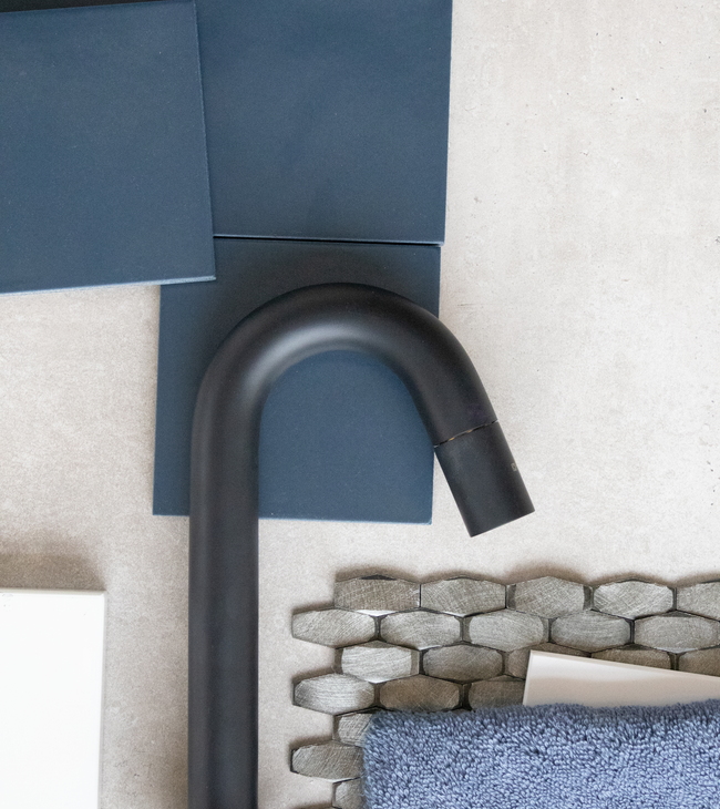 Moodboard met matzwarte kraan, blauwe tegels, zilveren mozaïek en zachte blauwe handdoek voor new brutalism badkamerstijl.