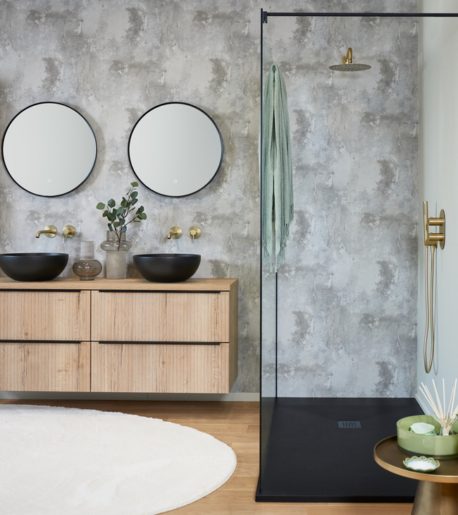 Moderne badkamer met houten meubel, zwarte waskommen en inloopdouche, vakkundig geplaatst door een ervaren installateur.