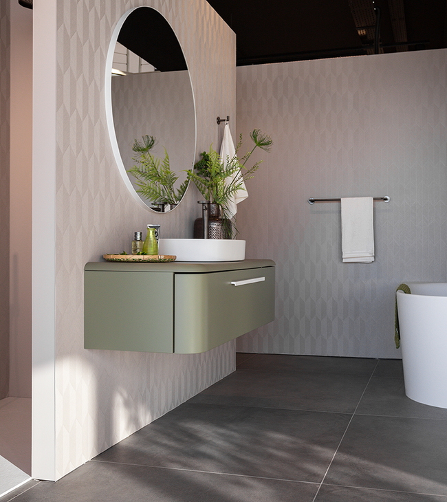 Badkamer in stijl Modern met groene zwevende kast, ronde spiegel, inloopdouche en vrijstaand bad in een elegant design.