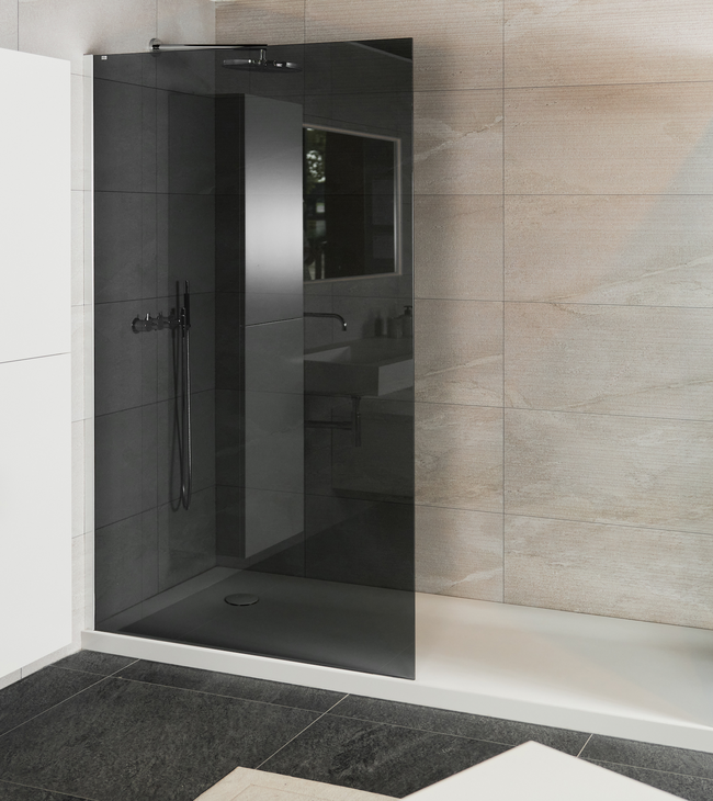 Modern badkamerontwerp met zwarte inloopdouche, witte wastafel en strakke kolomkast in een stijlvol, minimalistisch interieur.