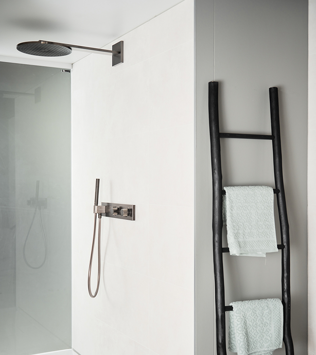 Inloopdouche met gun metal douche en mat glas