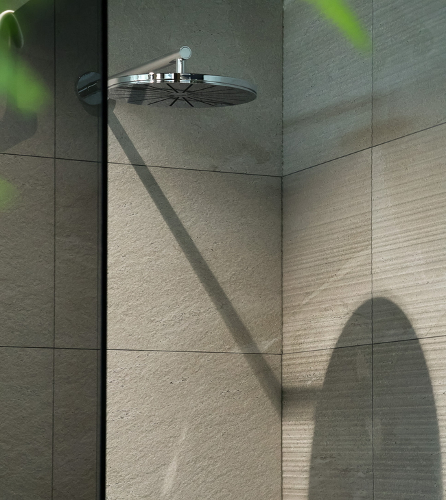 Douche met rookglas en steenlook tegels