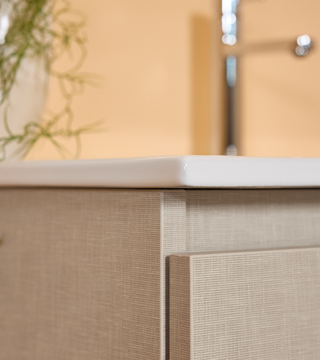 Detail van een kast in een natural badkamer
