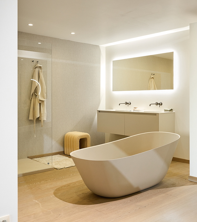 Moderne badkamer in beigetinten