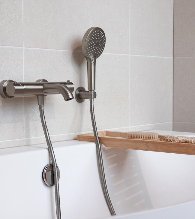 Wit bad solid surface met kraan RVS look in gerenoveerde badkamer