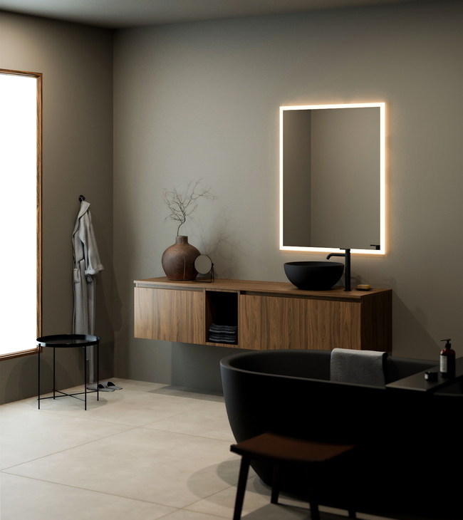 Badkamer met Procasa Klaire badkamermeubel in walnut uitvoering, zwarte opbouwwaskom Obi van Procasa, Verhoogde wastafelkraan in zwart en grote rechthoekige spiegel met licht.
