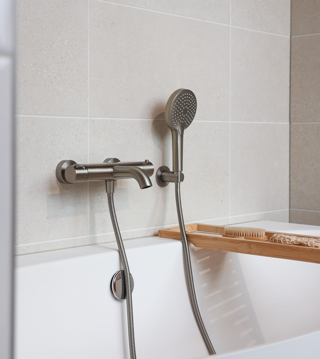 Detail van de badkraan in een kleine badkamer