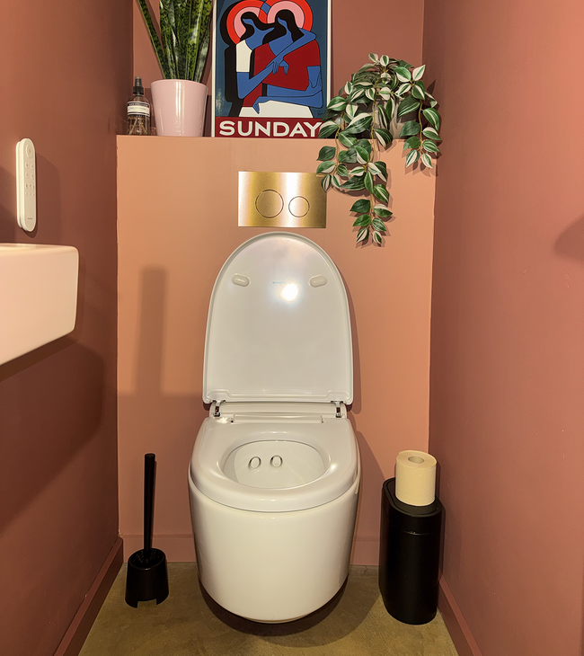 Toilet in warme terracotta kleuren met douche-wc van Geberit