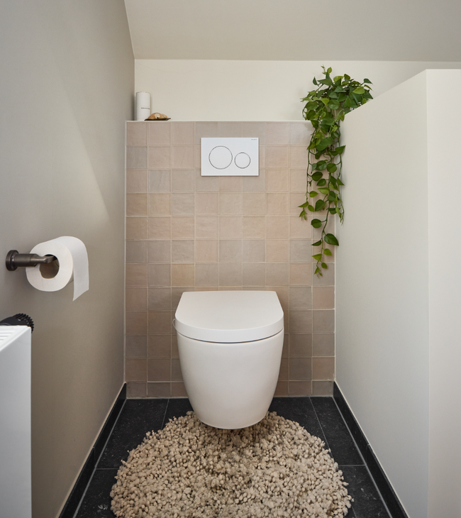 Nordic toilet met ivoorkleurige tegeltjes