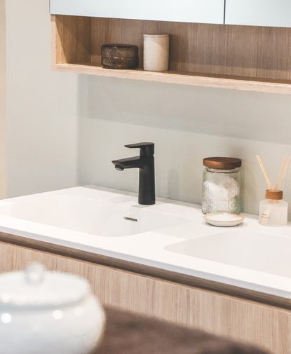 Nordic Badkamer met licht houten meubel en zwarte details