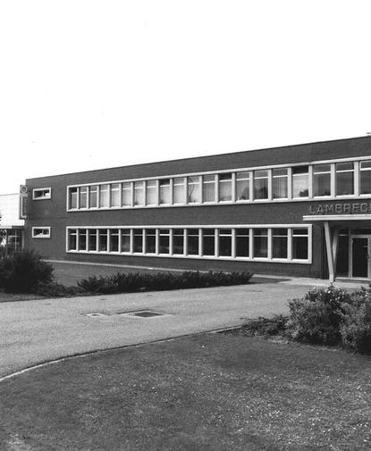 Oude foto van de gevel van Lambrechts in Genk