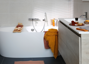 Salle de bains boho naturelle aux tons terre