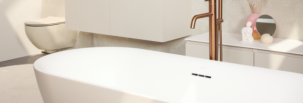Moderne badkamer met vrijstaand bad, hangmeubel, hangtoilet en hangende planten in een rustige, minimalistische stijl.