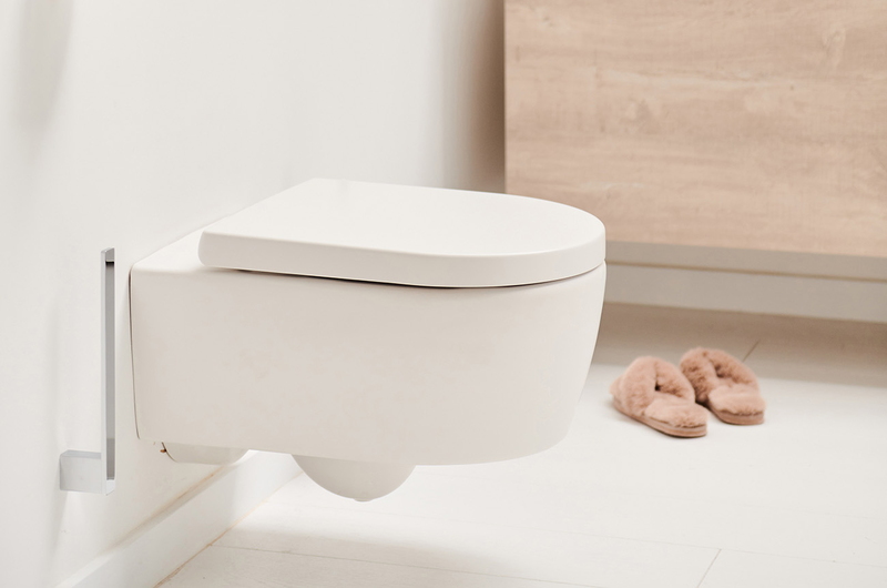 Scandinavische badkamer met modern wit hangtoilet, houten badkamermeubel, waskom en minimalistisch design.